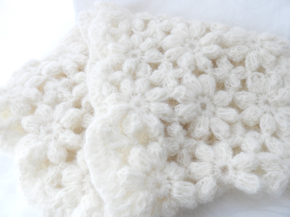 お花モチーフ編みマフラー受注制作　オフホワイトチクチクしないアルパカ75%