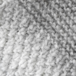 スヌード手編みイタリア製毛糸　グレー～白のグラデーション　模様編み２種　（厚さしっかりめ） 2枚目の画像