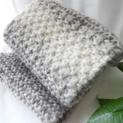スヌード手編みイタリア製毛糸　グレー～白のグラデーション　模様編み２種　（厚さしっかりめ） 4枚目の画像