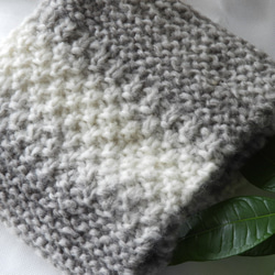 スヌード手編みイタリア製毛糸　グレー～白のグラデーション　模様編み２種　（厚さしっかりめ） 7枚目の画像
