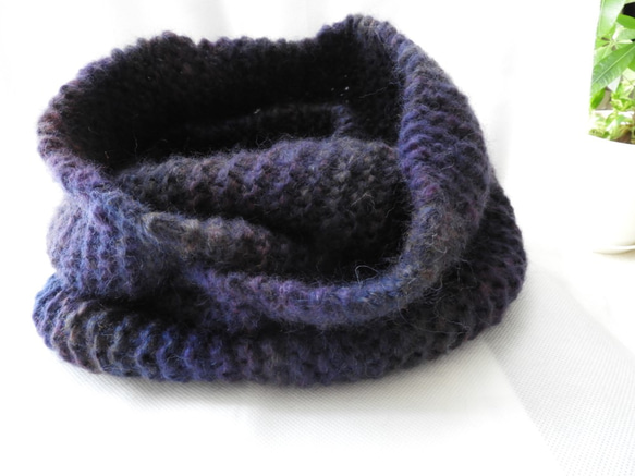 スヌード手編み　イタリア製の毛糸　★お値下げ紺色グラデーション　（厚さしっかりめ） 6枚目の画像