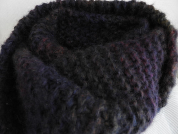 チクチクしないスヌード手編み　受注制作　イタリア製の毛糸　　模様編み2種　紺色グラデーション　（厚さしっかりめ） 6枚目の画像