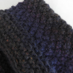 チクチクしないスヌード手編み　受注制作　イタリア製の毛糸　　模様編み2種　紺色グラデーション　（厚さしっかりめ） 4枚目の画像