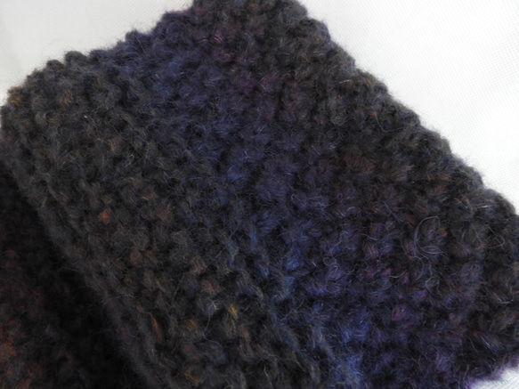 チクチクしないスヌード手編み　受注制作　イタリア製の毛糸　　模様編み2種　紺色グラデーション　（厚さしっかりめ） 4枚目の画像