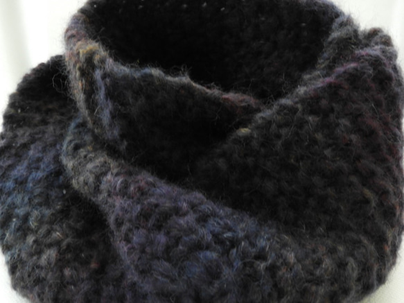 チクチクしないスヌード手編み　受注制作　イタリア製の毛糸　　模様編み2種　紺色グラデーション　（厚さしっかりめ） 7枚目の画像