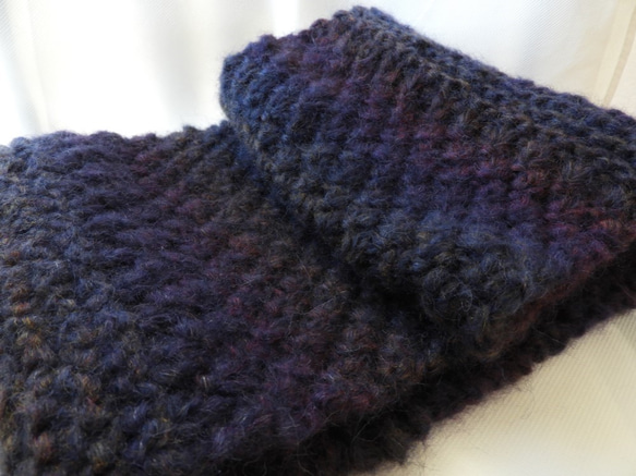 チクチクしないスヌード手編み　受注制作　イタリア製の毛糸　　模様編み2種　紺色グラデーション　（厚さしっかりめ） 5枚目の画像