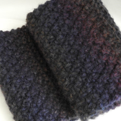 チクチクしないスヌード手編み　受注制作　イタリア製の毛糸　　模様編み2種　紺色グラデーション　（厚さしっかりめ） 8枚目の画像
