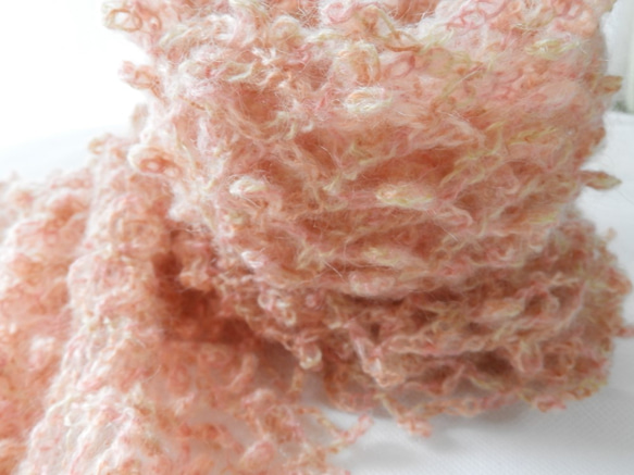 手編みストール　模様編み　サーモンピンクとクリーム色のグラデーション 6枚目の画像