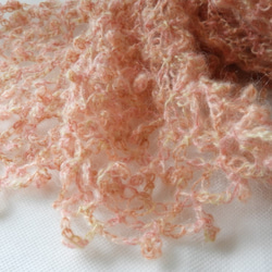 手編みストール　模様編み　サーモンピンクとクリーム色のグラデーション 3枚目の画像