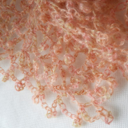 手編みストール　模様編み　サーモンピンクとクリーム色のグラデーション 9枚目の画像