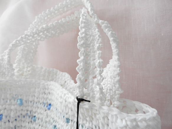 かごバッグ　手編みエコ素材　白と水色　　 2枚目の画像