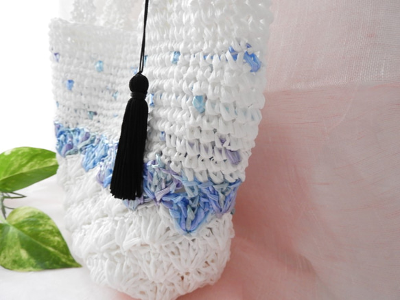 かごバッグ　手編みエコ素材　白と水色　　 3枚目の画像
