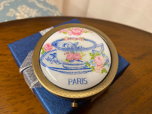 フランスのパリの磁器手鏡 1枚目の画像