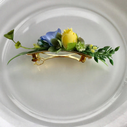 イエローローズとブルーの小花のボタニカルバレッタ 4枚目の画像