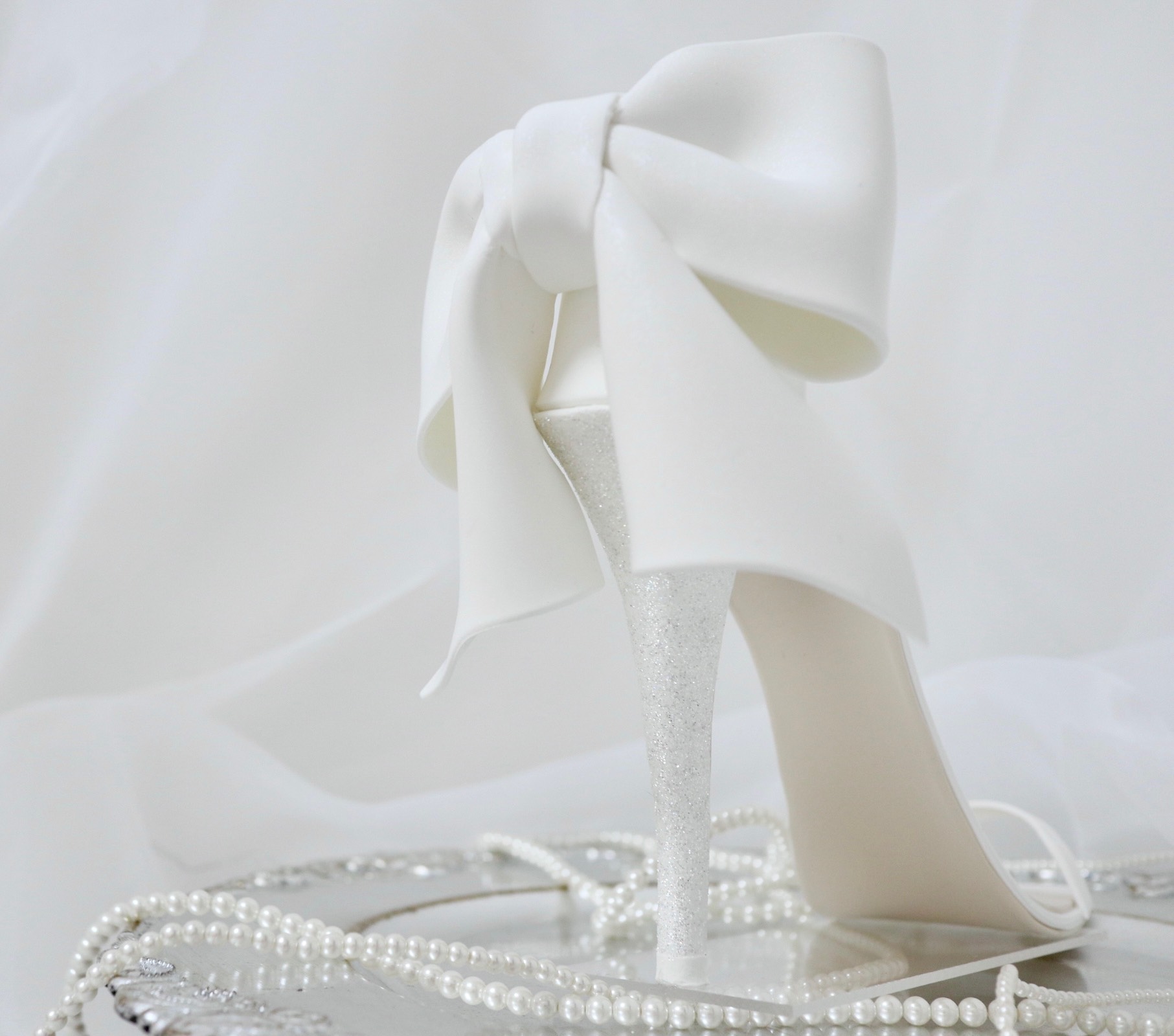 ハイヒール(ホワイトリボン) / クレイ / クレイケーキ / スマホスタンド