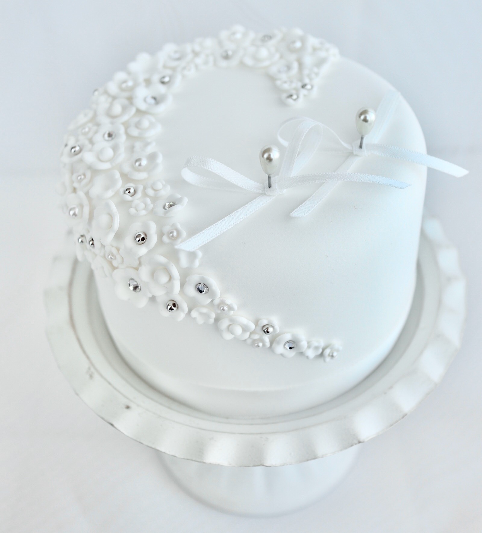 ホワイトフラワーリングピロー / クレイケーキ / 流れるお花が美しい♡