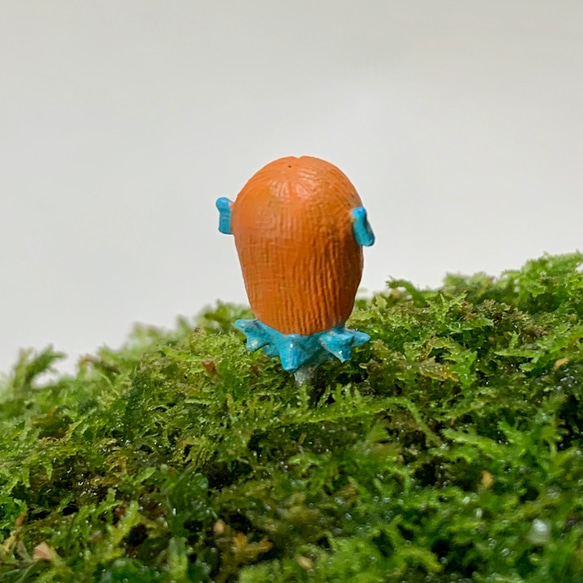 苔テラリウム用フィギュア『豆サイズのアマビエさん』Sサイズ(髪色オレンジ） 5枚目の画像