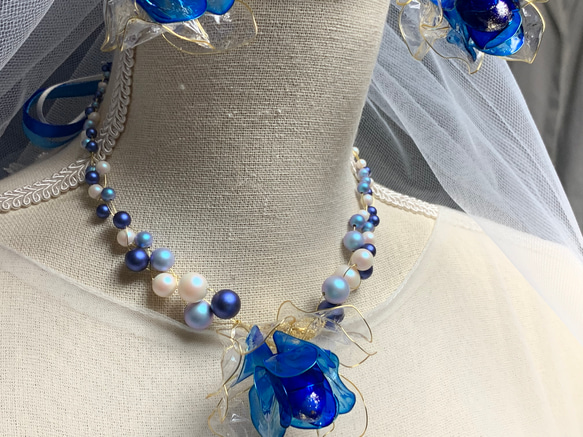 青薔薇と三色リボンのネックレスとイヤリングのセット ネックレス  