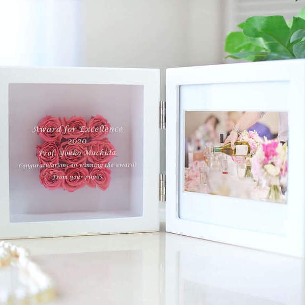【名入れ】お祝いの会で贈呈したい、受賞の記念を飾って残せる写真たて プリザーブドフラワー スクエアフレーム ピンク