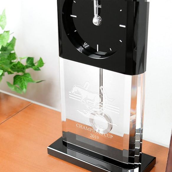 【名入れ】限りなく透明な光学クリスタル素材を活かした振り子時計 ペンデュラム クロック ブロアム クリスタル 2枚目の画像