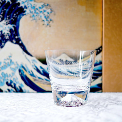【名入れ】敬老の日 注ぐ飲み物が映り込み底の富士山が輝く手作り江戸ガラス 富士山ロックグラス 木箱入り 1枚目の画像