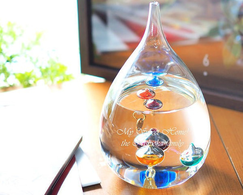 【送料無料】【名入れ】おしゃれな温度計 ガリレオ温度計 ドロップ S 名入れができる、まるで水のしずくのような可愛らしいデザインのインテリアにぴったりの温度計。 おしゃれな温度計 ガリレオ温度計 ドロップ S 名入れができる、まるで水のしずくのような可愛らしいデザインのインテリアにぴったりの温度計。 :  スマートギフト Yahoo!店 - 通販 - Yahoo!ショッピング