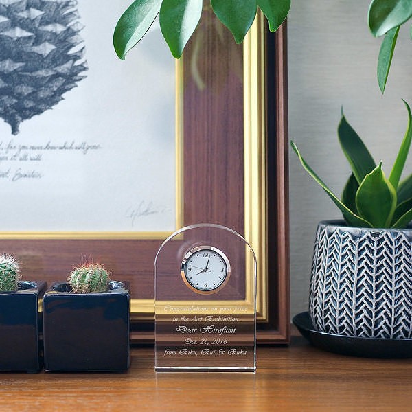 【名入れ】アーチ状の柔らかなフォルムと重厚さをたたえた透明感 クリアブリッジ クロック 光学ガラス