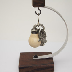 電球アンコウ　メープル（木材）ピューター（金属）キーホルダーや置物 2枚目の画像