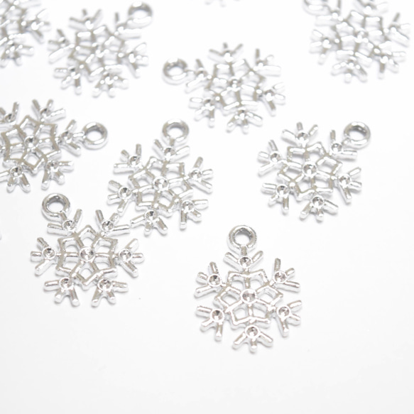 雪の結晶シルバーパーツ チャーム　10個 1枚目の画像