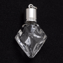 ミニ香水瓶　アロマペンダントトップ　ダイヤ形（透明　容量0.7mL）×穴あきキャップ　シルバー 1枚目の画像