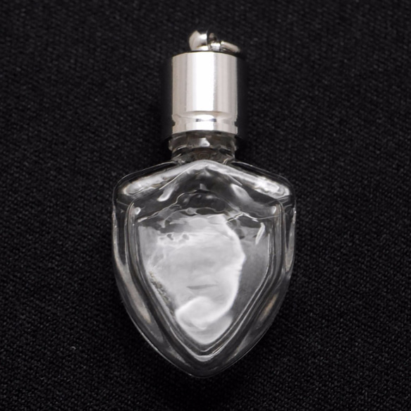 ミニ香水瓶　アロマペンダントトップ　エンブレム形（透明　容量1.2mL）×穴あきキャップ　シルバー 1枚目の画像