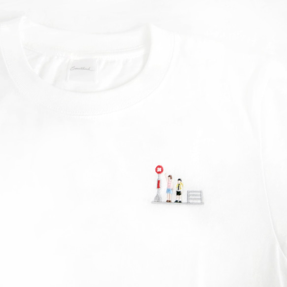 香港のバス停刺繍半袖フルホワイトTシャツSomethink 4枚目の画像