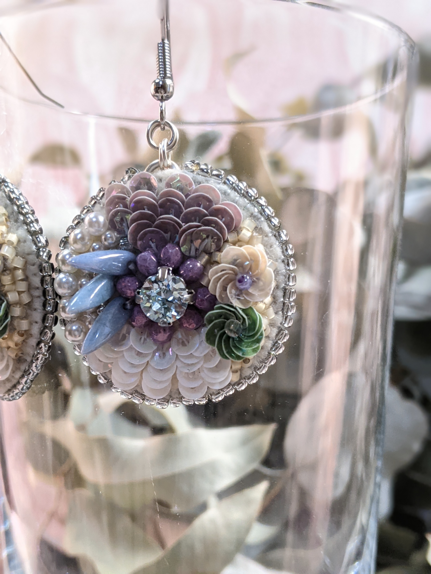 ビーズ刺繍　お花のピアス