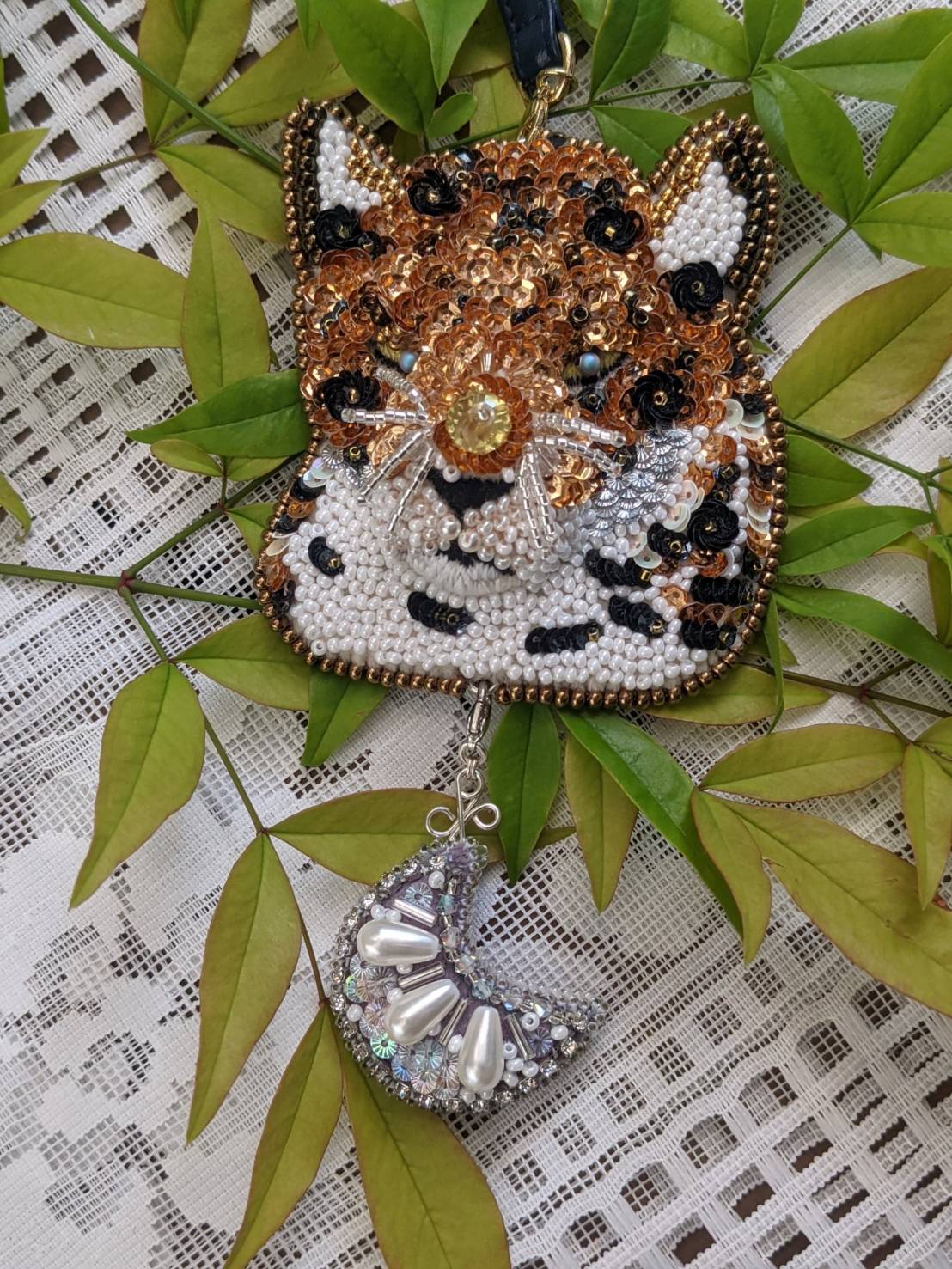 ジャガーと月のバッグチャーム