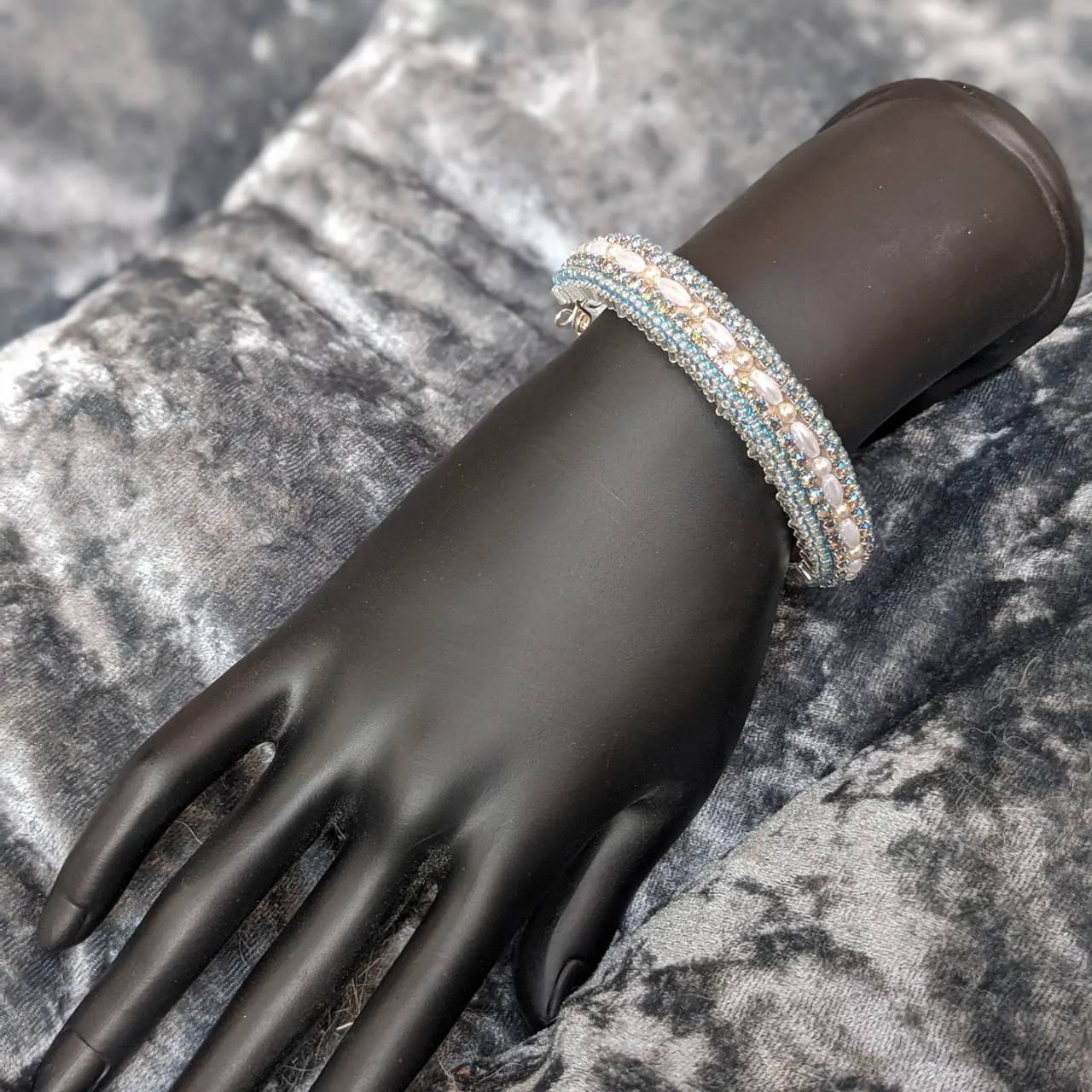 ビーズ刺繍　連爪とパールのブレスレット 4,200円