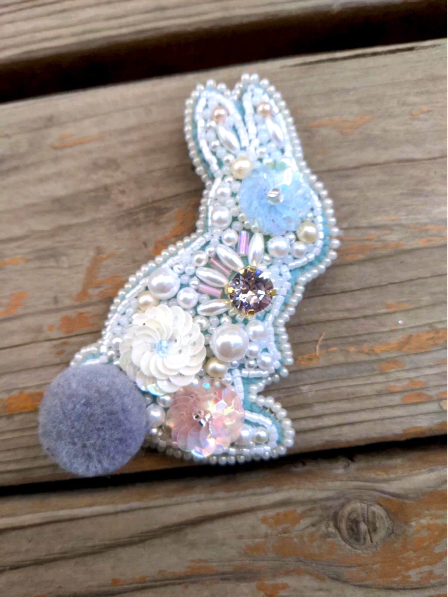 ポンポンうさぎのブローチ