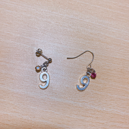 番号変更OK！【両耳】ストーン付き 0〜9のナンバーピアス 数字ピアス