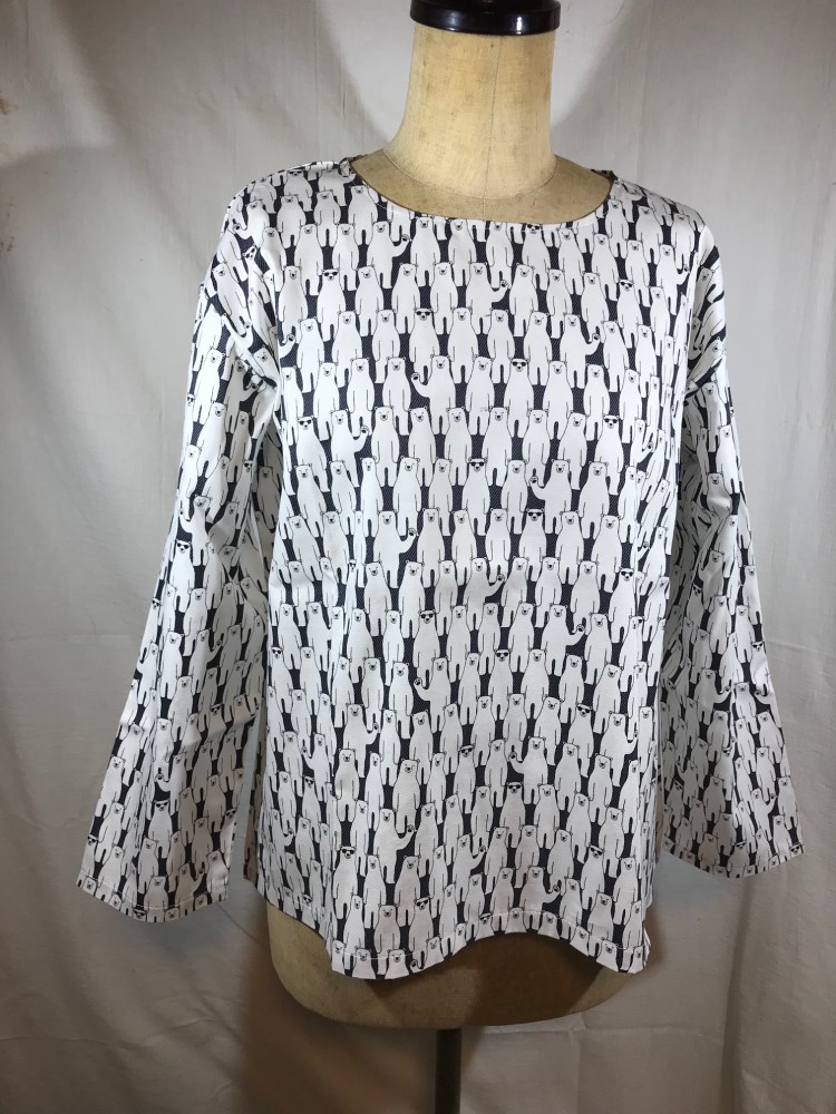 シロクマ柄の丸首のチュニックブラウスです。動物好きのためのお洋服