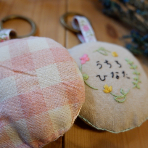 刺繍でお名前入りお花囲み）なまえキーホルダー 雑貨・その他