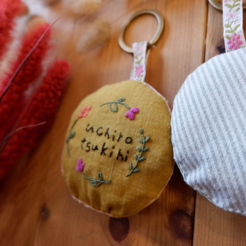 刺繍でお名前入りお花囲み）なまえキーホルダー 雑貨・その他