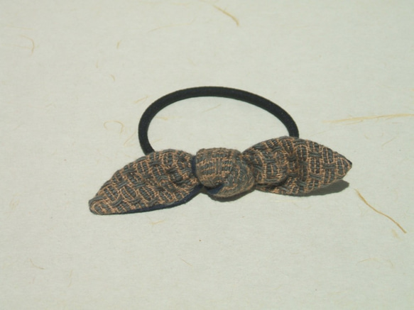 手織りのヘアゴム(紺色とベージュのハック織り) 1枚目の画像