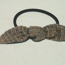 手織りのヘアゴム(紺色とベージュのハック織り) 2枚目の画像