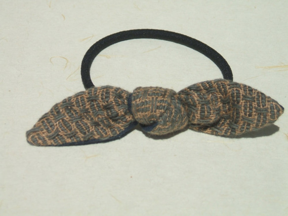 手織りのヘアゴム(紺色とベージュのハック織り) 2枚目の画像