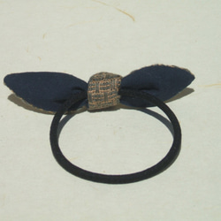 手織りのヘアゴム(紺色とベージュのハック織り) 3枚目の画像