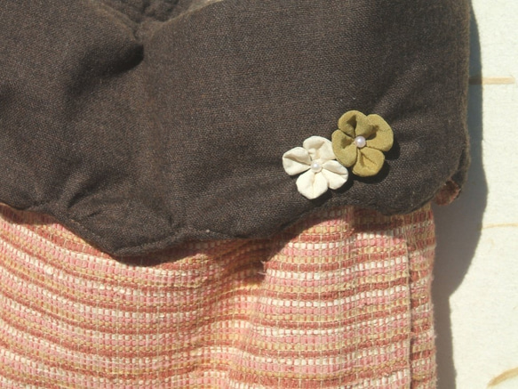 小花の付いた裂き織りリバーシブルバッグ 2枚目の画像