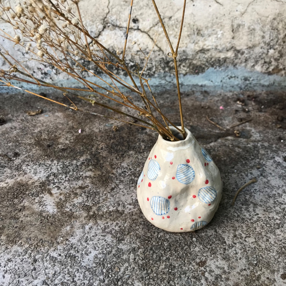「小駝背」竹土石山 石山系列 花器 花瓶 點點 紅痣 穿越 居家的美 獨特 感受性 第3張的照片