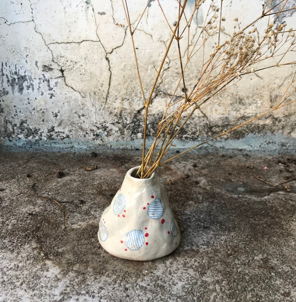 「小駝背」竹土石山 石山系列 花器 花瓶 點點 紅痣 穿越 居家的美 獨特 感受性 第4張的照片