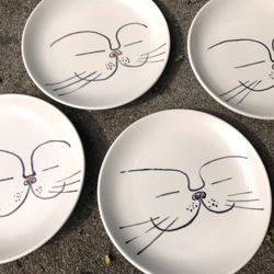 「微笑的嘴角 」竹土石山 chuhsienearth 13 石山系列 蛋糕盤 淺盤 貓咪 喵 舒服 療癒 手繪 風格 第2張的照片