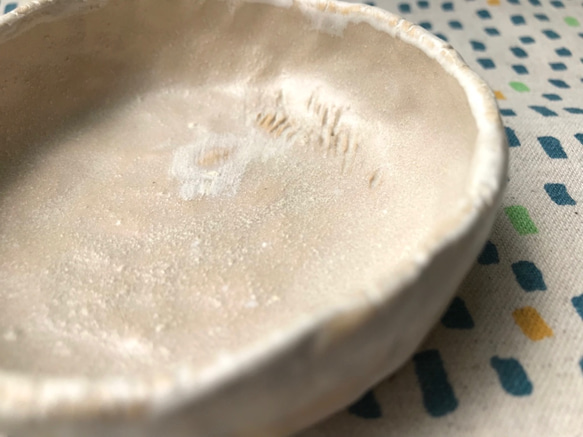 「藝術家」竹土石山 chuhsienearth 13 竹土系列 貓碗 小碟 漬物碟 雪白 陶瓷 圓 貓 爪 米色 第3張的照片