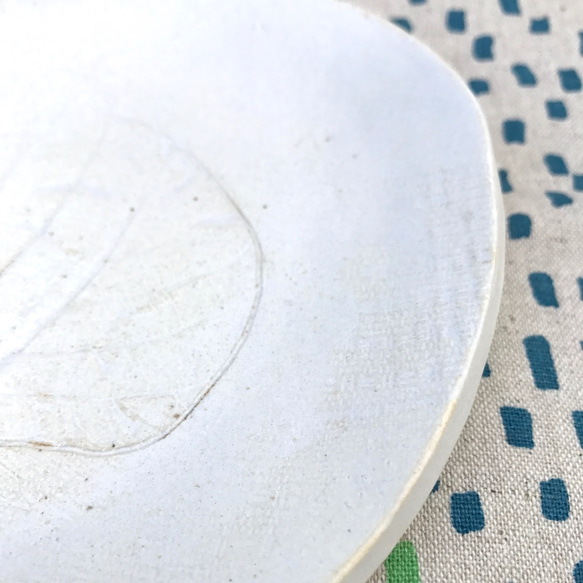 「枯葉」竹土石山 chuhsienearth 13 石山系列 淺盤 圓盤 陶瓷 圓 蛋糕盤 白 拓印 葉脈 植物 紋理 第4張的照片